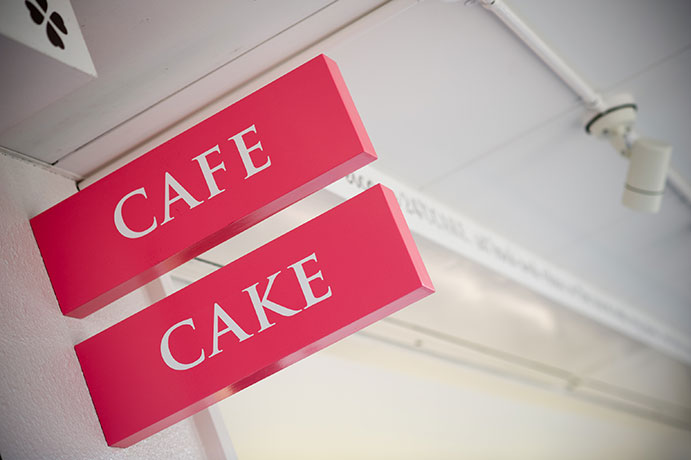 ケーキ屋の店舗デザイン｜カフェ＆ケーキスクール24度ケーキの外観（ファサード）_03