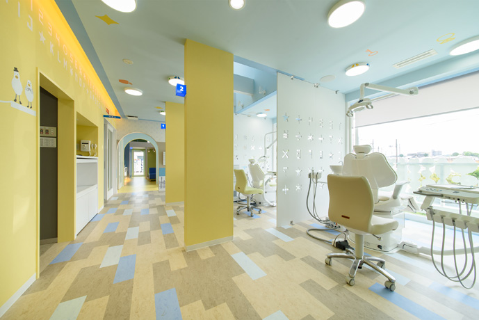 歯科医院のデザイン｜たけし矯正こども歯科の内観・インテリア_診療室のカラフルな内装デザイン