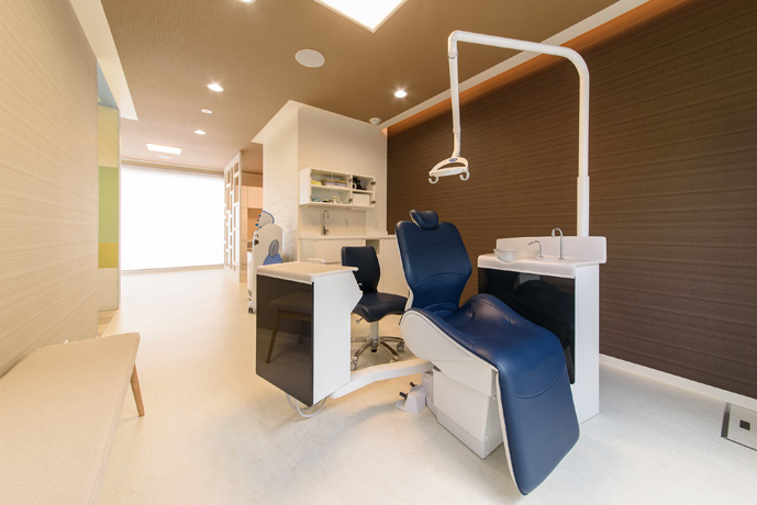 歯科医院のデザイン｜たけし矯正こども歯科の内観・インテリア_広い診療室の内装