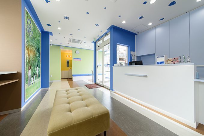 歯科医院の内装デザイン。
色彩にこだわったブルーがポイントのデザインです。