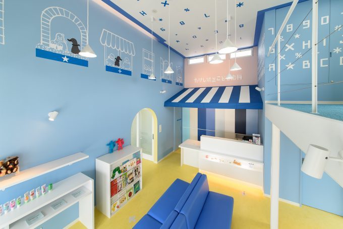 歯科医院の内装デザイン。
色彩豊かで親子で楽しく行けるような空間デザインです。