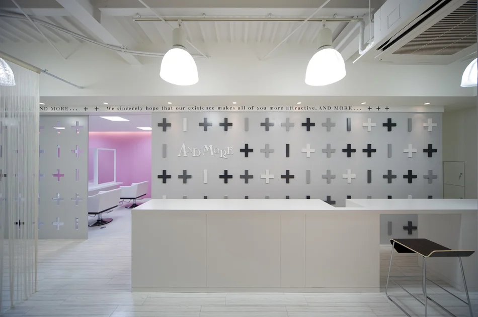 ANDMORE｜美容院のピンクで大人可愛い内装デザイン（受付）｜名古屋の店舗設計デザイン スーパーボギー