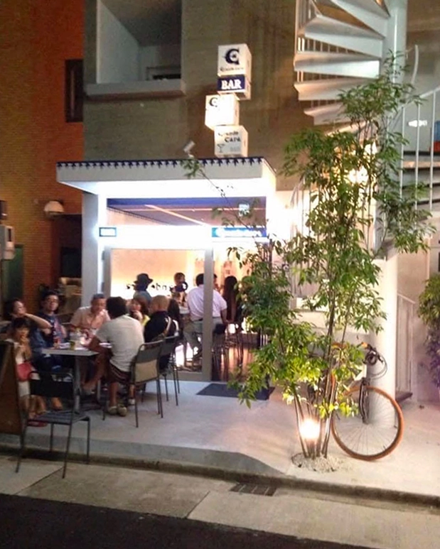 Grande Cara（バー）｜紺色や螺旋階段がアクセントの、シックで可愛くカッコいい外観（テラス席）｜名古屋の店舗設計デザイン スーパーボギー