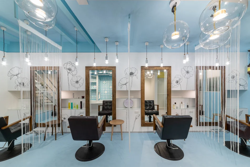 美髪&トウメイ感カラー　高槻パラゴン｜美容院｜スーパーボギーデザイン事務所｜大人かわいい美容院の店内｜名古屋の店舗デザイン