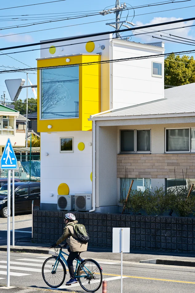 岡崎ならい歯科の外観デザイン。可愛い黄色のアクセントが目を引く、子供に親しみやすい小児歯科・矯正歯科の医院外観｜スーパーボギーデザイン（名古屋・店舗デザイン設計）