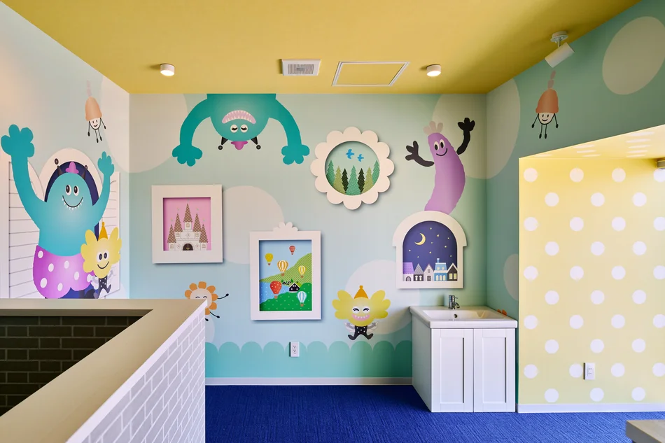 岡崎ならい歯科の可愛くカラフルな内装デザイン。キャラクターが子供を楽しい気持ちにする、小児歯科らしい優しい空間｜スーパーボギーデザイン（名古屋・店舗デザイン設計）