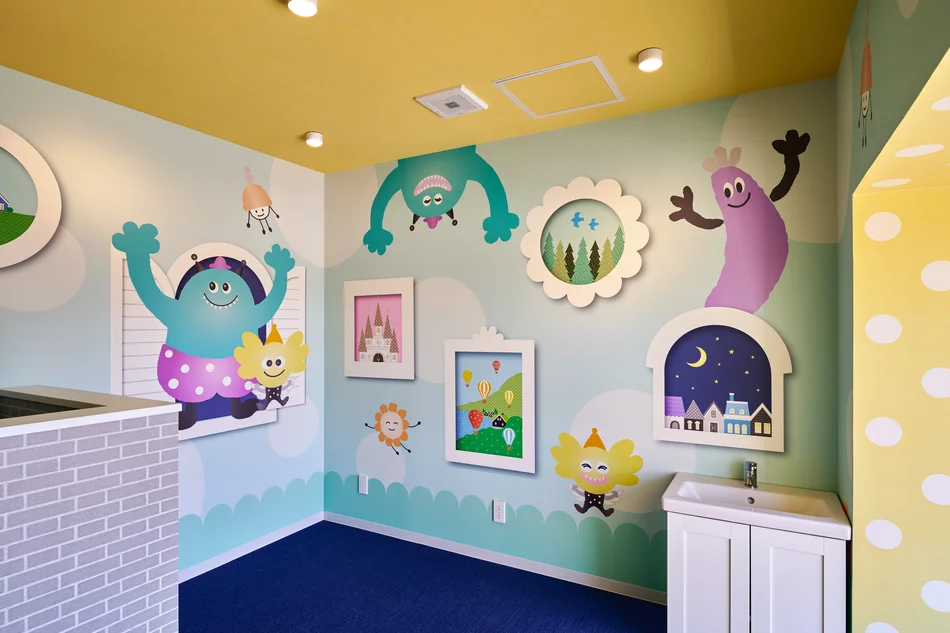 岡崎ならい歯科の可愛くカラフルな内装デザイン。キャラクターが子供を楽しい気持ちにする、小児歯科らしい優しい空間｜スーパーボギーデザイン（名古屋・店舗デザイン設計）
