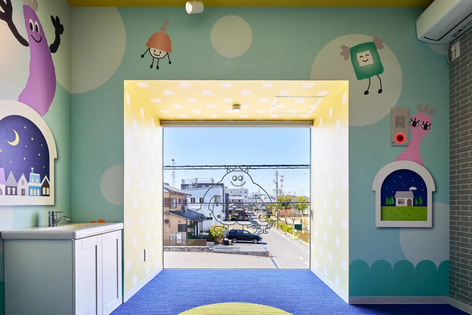 岡崎ならい歯科の可愛くカラフルな内装デザイン。キャラクターが子供を楽しい気持ちにする、小児歯科らしい優しい空間｜スーパーボギーデザイン（名古屋・店舗デザイン設計）
