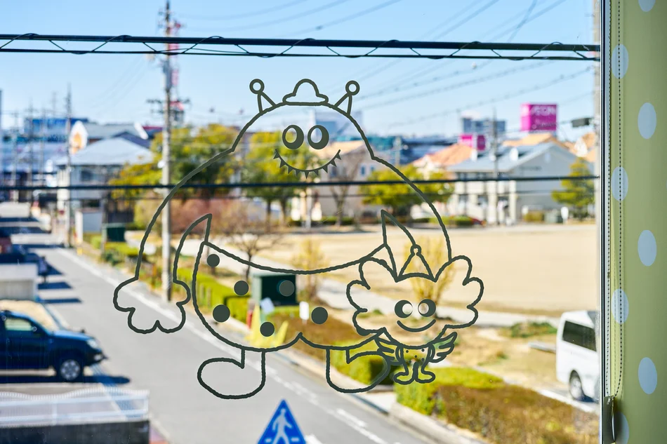 岡崎ならい歯科の可愛いキャラクター窓サイン。子供に親しみやすい小児歯科デザイン｜スーパーボギーデザイン（名古屋・店舗デザイン設計）