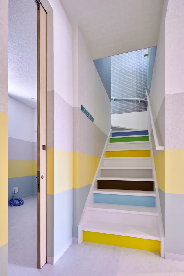 岡崎ならい歯科の可愛くカラフルな内装デザイン。子供が楽しく通える小児歯科らしい優しい空間｜スーパーボギーデザイン（名古屋・店舗デザイン設計）