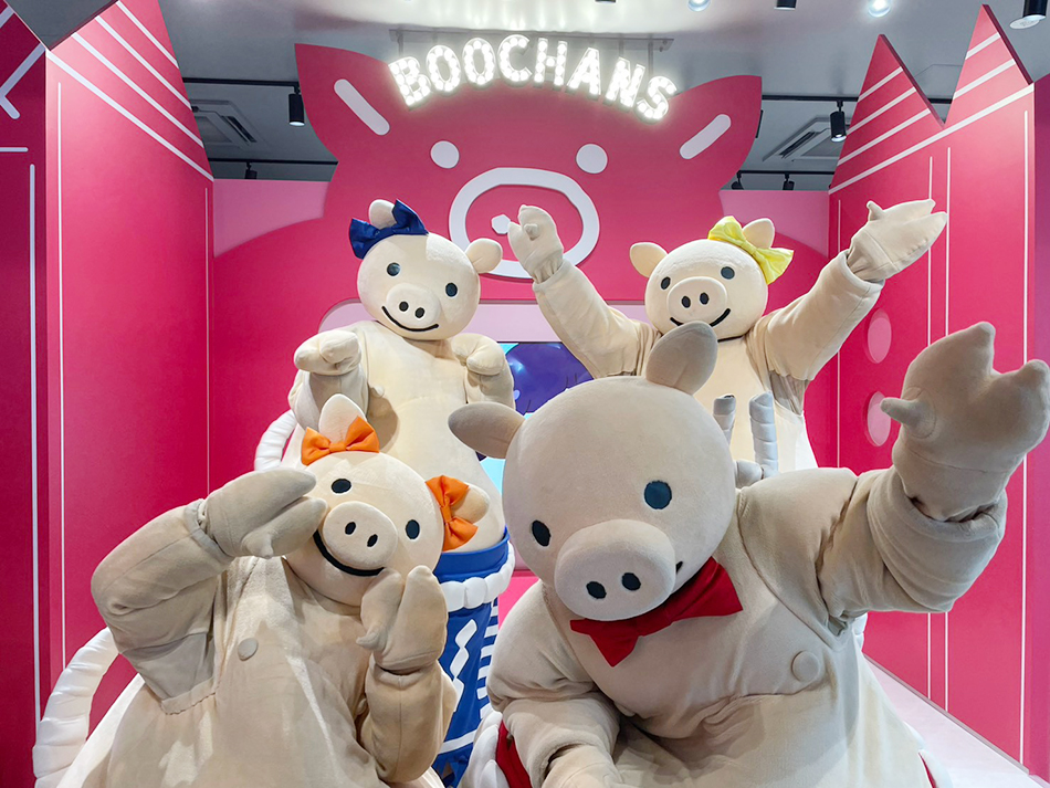 矢場とん清須店｜ピンク色とキャラクターが可愛い「ぶーちゃんハウス」の内装デザイン｜名古屋の店舗設計デザイン スーパーボギー