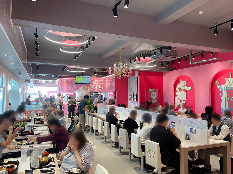 矢場とん清須店｜ピンク色とキャラクターが可愛い「ぶーちゃんハウス」の内装デザイン｜名古屋の店舗設計デザイン スーパーボギー