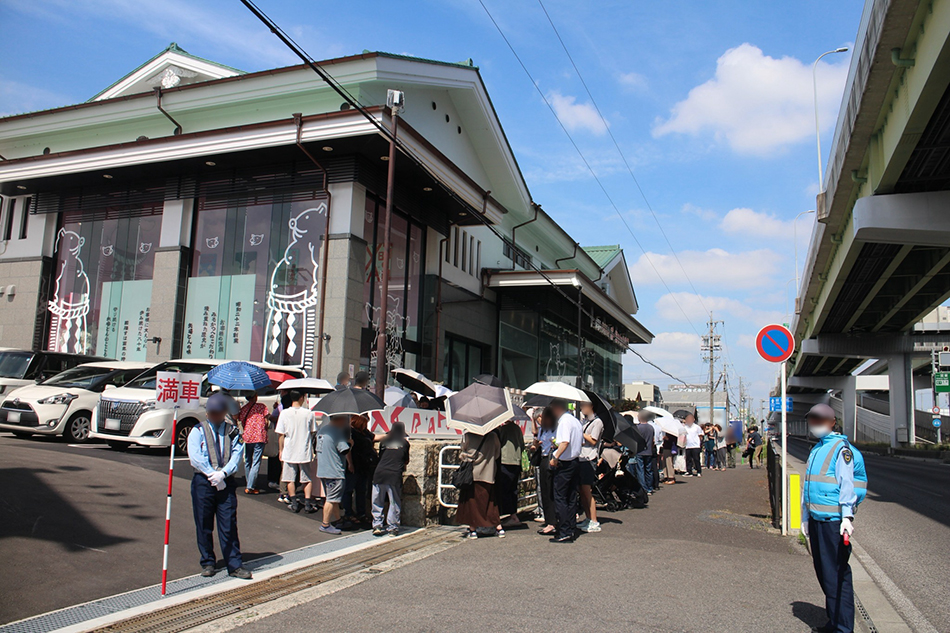 矢場とん清須店｜ピンク色とキャラクターが可愛い「ぶーちゃんハウス」の外観デザイン｜名古屋の店舗設計デザイン スーパーボギー